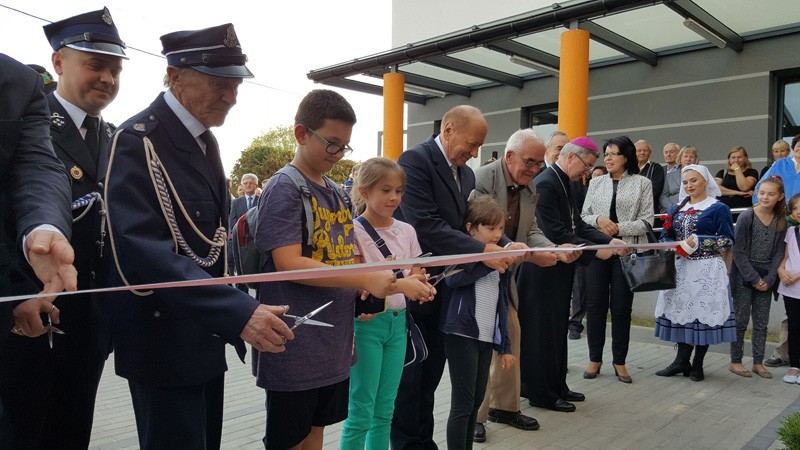 Mieszkańcy przecinają wstęgę podczas otwarcia domu kultury, fot. Anna Kniaziewicz